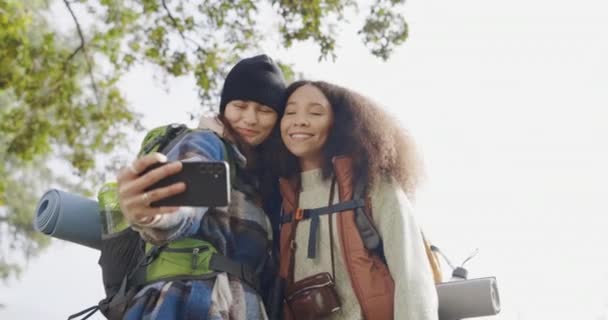 Φίλοι Πινακίδα Ειρήνης Και Selfie Εξωτερική Στη Φύση Για Περιπέτεια — Αρχείο Βίντεο
