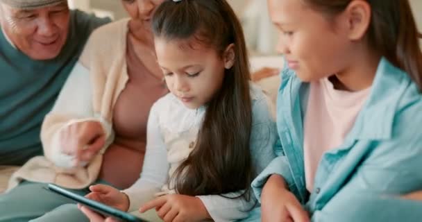 스트리밍 미디어 사이트를위한 소파에 가족과 태블릿 온라인 기술을위한 프로그램과 거실에서 — 비디오