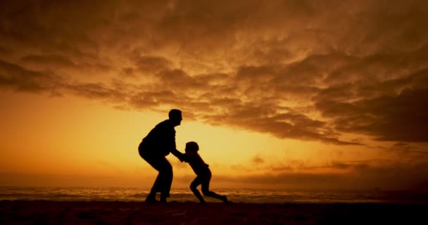 Zonsondergang Vader Het Tillen Van Een Kind Lucht Het Strand — Stockvideo