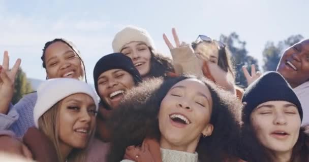 Selfie Freunde Und Friedenszeichen Der Natur Für Abenteuer Reisen Und — Stockvideo