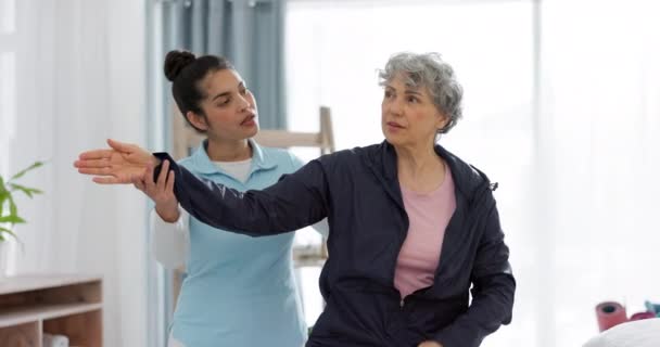 生理療法 シニア女性は 骨粗鬆症のための理学療法士に相談しています カイロプラクター ストレッチ または痛みのある老人 医学的問題の肩とリハビリテーション — ストック動画