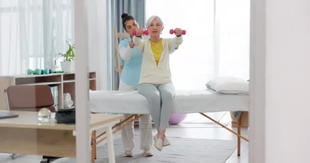 Physiotherapie Seniorin Mit Hantel Und Krankenschwester Der Klinik Für Rehabilitation — Stockvideo