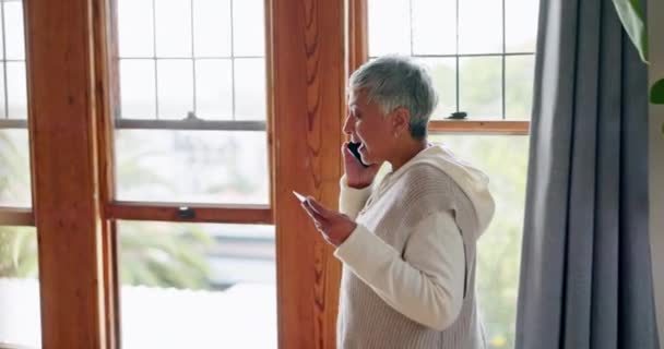 Mujer Mayor Hablando Teléfono Celular Con Tarjeta Crédito Sobre Estafa — Vídeos de Stock