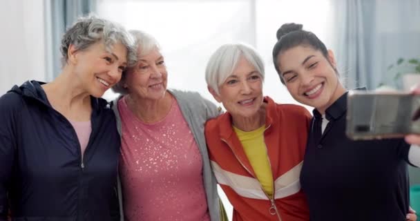 Senior Kvinne Treningsgruppe Selfie Med Personlig Trener Hjemmet Smil Nettblogg – stockvideo