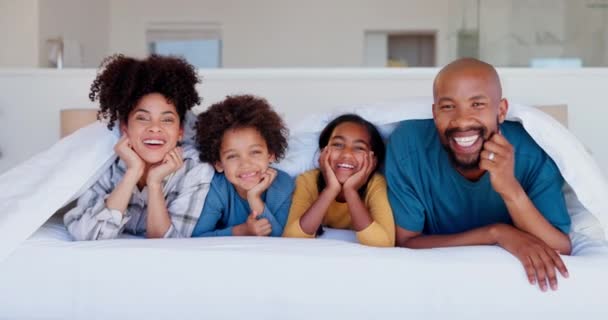 Šťastná Rodina Děti Rodiče Posteli Tváří Tvář Relaxovat Spolu Dece — Stock video