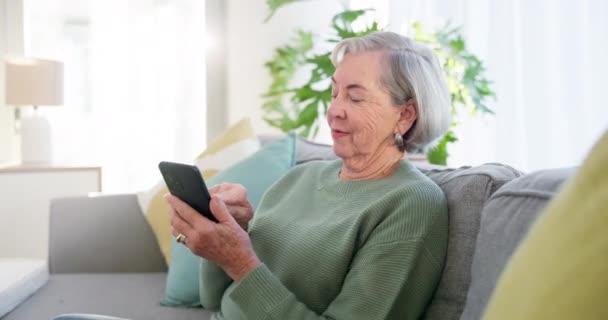 老年妇女 信用卡或家里的电话 用于网上购物 数字付款或握手打字 老太太 帕金森病和退休后从事电子商务 金融或预算的移动银行业务 — 图库视频影像