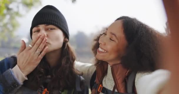 Amigos Selfie Golpe Beso Aire Libre Naturaleza Para Aventura Viajes — Vídeos de Stock