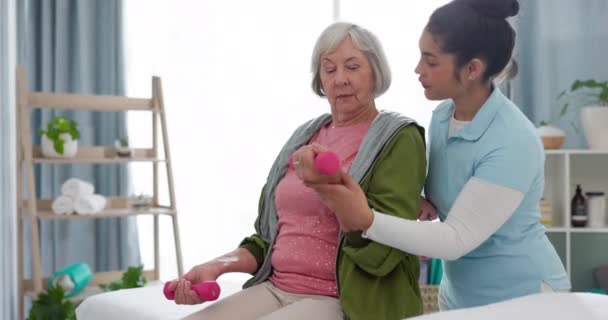 老年妇女 在诊所接受哑铃理疗和护士康复 帮助和支持保健活动 在医院由理疗师进行理疗 健身和培训 — 图库视频影像