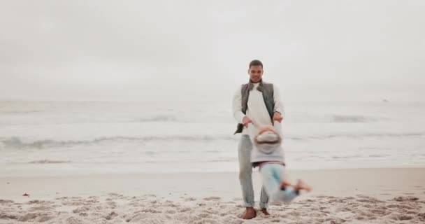 Aile Sahil Bir Baba Sabah Kumsalda Birbirine Bağlanırken Kızını Döndürüyor — Stok video
