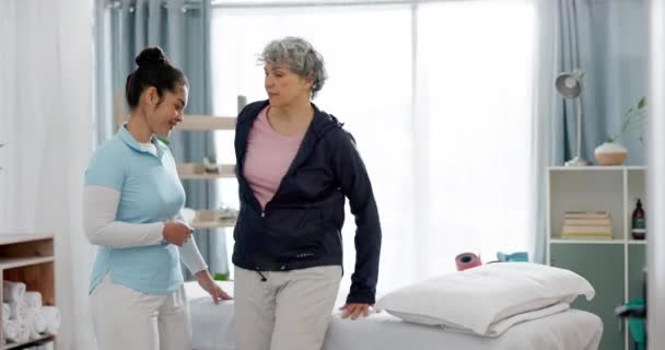 Beratung Physiotherapeutin Und Seniorin Für Physiotherapie Gesundheitsdienst Und Unterstützung Physiotherapie — Stockvideo