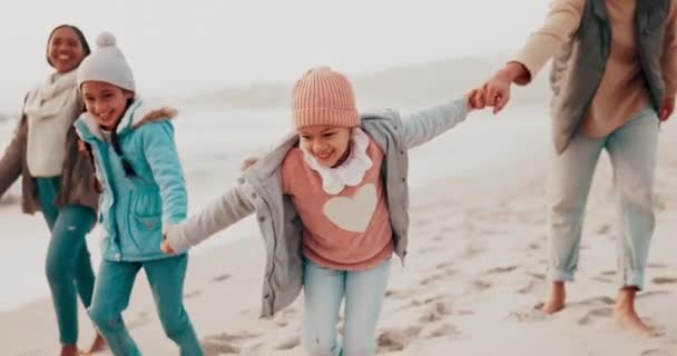 ボンディング ウォーキング 家族は熱帯の休暇や休暇中にビーチで手を握っています 冬の季節の週末旅行で両親と海で砂で探索する楽しい 旅行や子供たち — ストック動画