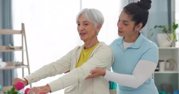Physiotherapie Seniorin Mit Hantelgymnastik Und Krankenschwester Der Klinik Für Rehabilitation — Stockvideo
