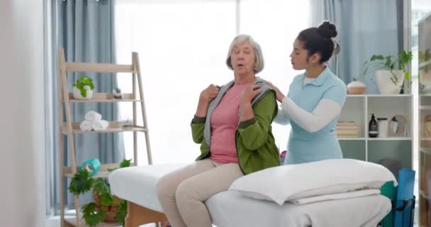 生理療法 マッサージ シニア女性は ウェルネス 骨粗鬆症のための理学療法士に相談しています カイロプラクター 痛みのある老人 会話によるサービスとリハビリテーション — ストック動画