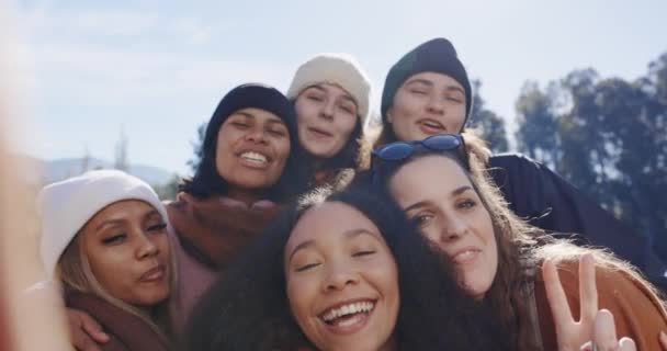 Vänner Fredstecken Och Selfie Kvinnor Utomhus Naturen För Äventyr Resor — Stockvideo