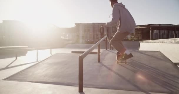 Свежем Воздухе Человек Скейтборд Тренировками Солнце Приключения Выступлениями Городом Активностью — стоковое видео