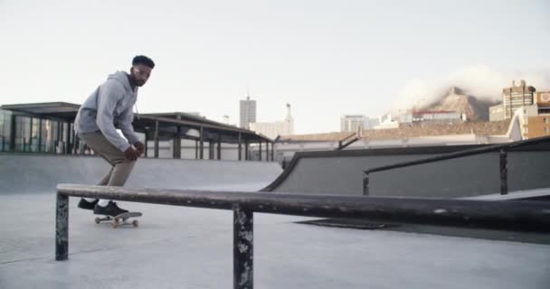 Skateboard Fitness Stad Met Man Ontspannen Buiten Met Balans Stedelijke — Stockvideo
