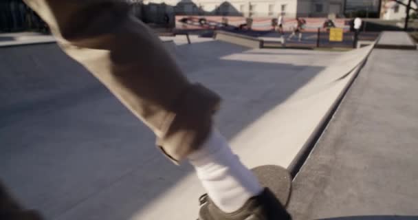 Skateboard Sluníčko Město Mužem Detailní Záběr Nebo Fitness Koníčkem Aktivita — Stock video