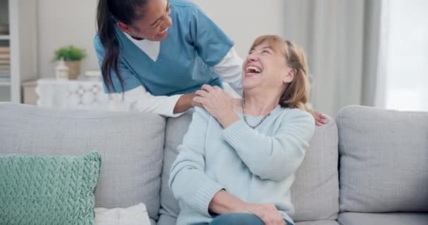 Betreuerin Gesprächspartnerin Und Seniorin Lachen Über Lustige Diskussionen Seniorenwitze Oder — Stockvideo