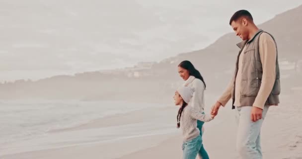 Familia Feliz Tomarse Mano Caminar Playa Vincularse Divertirse Aire Libre — Vídeo de stock