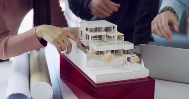 Zusammenarbeit Hände Und Architektenteam Arbeiten Modell Eines Hauses Einer Eigentumswohnung — Stockvideo
