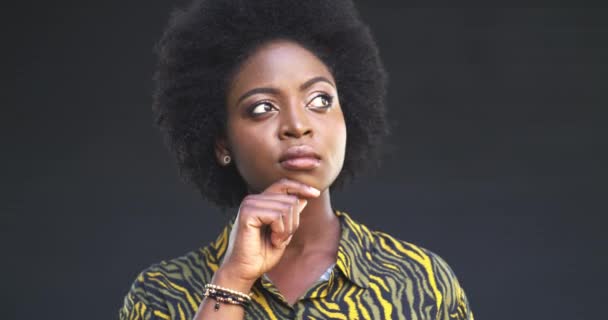 Față Gândire Tânără Femeie Decizie Alegere Păr Afro Fundal Gri — Videoclip de stoc