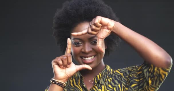 Față Fericit Femeie Cadru Mână Atitudine Pozitivă Păr Afro Fundal — Videoclip de stoc