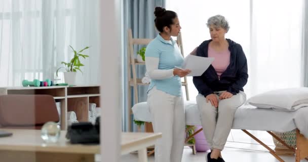Fisioterapia Mujer Mayor Documentos Salud Consulta Fisioterapia Resultados Asesoramiento Fisioterapeuta — Vídeos de Stock