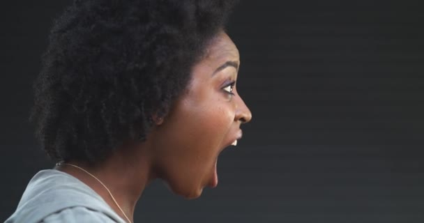 Kızgın Bağıran Stüdyoda Yüksek Sesli Siyah Arka Planda Oturan Mekanı — Stok video