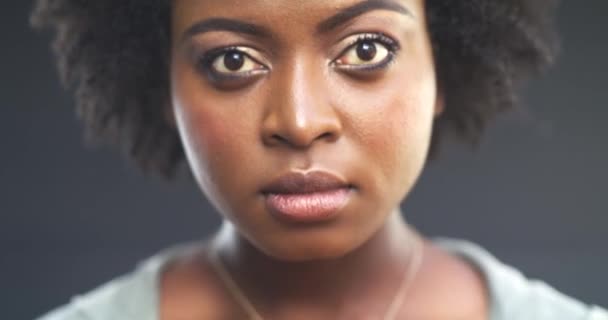 Обличчя Щаслива Молода Жінка Посмішкою Позитивним Ставленням Афро Волоссям Сірому — стокове відео