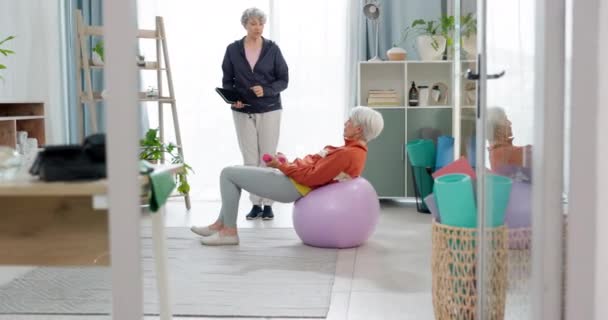 老年妇女 在家里 平板电脑或应用程序中锻炼球和私人教练 用于训练建议 锻炼或健康 老年妇女 哑铃或健身教练退休后聊天 激励或支持 — 图库视频影像