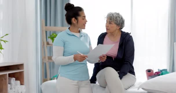 Fisioterapia Mujer Mayor Consulta Salud Asesoramiento Fisioterapia Resultados Documentos Fisioterapeuta — Vídeo de stock