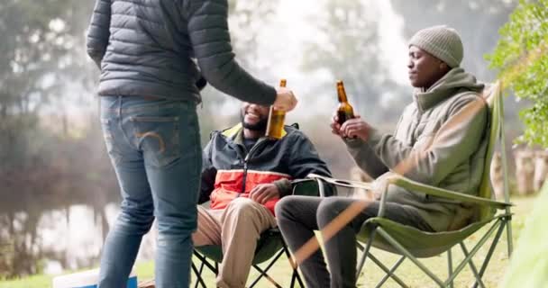 Чоловіки Кемпінгова Група Тостове Пиво Стільцем Розслабляються Щасливі Святкування Вечірки — стокове відео
