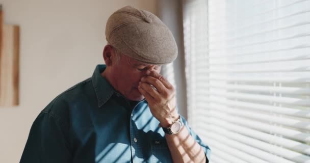 Starší Muž Přemýšlení Okno Domě Pro Omyl Paměť Nebo Lítost — Stock video