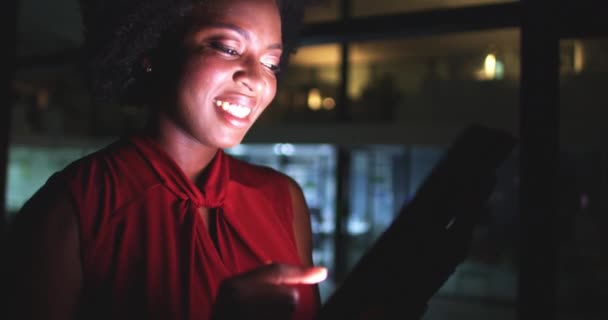 Inicio Noche Mujer Negra Con Una Tableta Notificación Negocios Correo — Vídeo de stock
