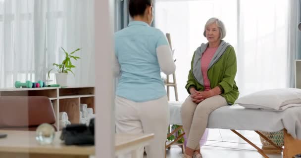 Φυσιοθεραπευτής Ηλικιωμένη Γυναίκα Και Έγγραφα Υγείας Συμβουλευτική Φυσιοθεραπείας Και Αποτελέσματα — Αρχείο Βίντεο