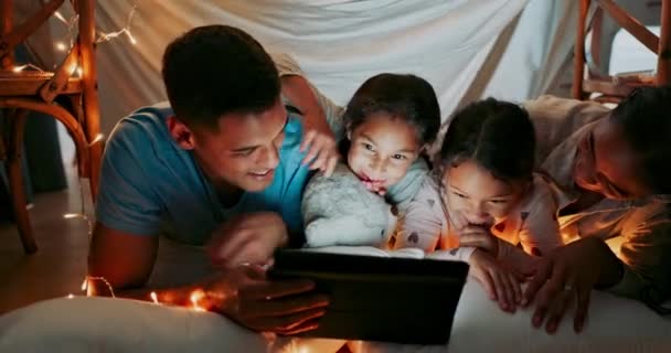Νύχτα Κρεβάτι Και Οικογένεια Tablet Αγάπη Και Streaming Ταινία Ευτυχία — Αρχείο Βίντεο