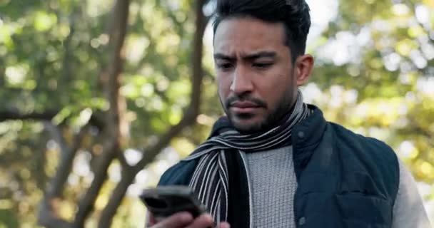 Hombre Senderismo Smartphone Perdido Navegación Con Mapa Digital Paseo Por — Vídeo de stock