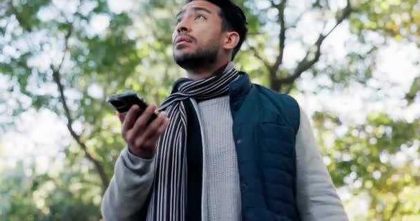 Mensch Wandern Und Smartphone Verloren Und Orientierungslos Mit Digitaler Karte — Stockvideo