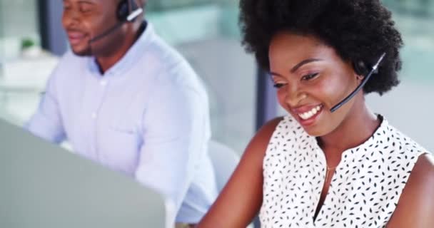 컨설팅 마이크 헤드폰 컴퓨터와 마케팅을 여자와 아프리카 서비스 도움말 데스크 — 비디오