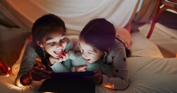 Hermanas Familia Tableta Niña Una Tienda Campaña Juntos Leyendo Una — Vídeos de Stock