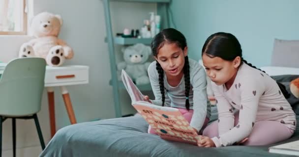 Irmãs Crianças Livro Para Ler Cama Ensino Educação Para Ajuda — Vídeo de Stock