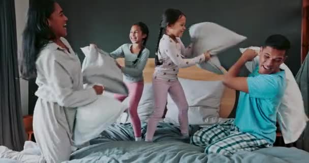 에너지 침실과 베개에 아이들은 꾸러기 부모와 미소와 아이들이 그들의 집에서 — 비디오
