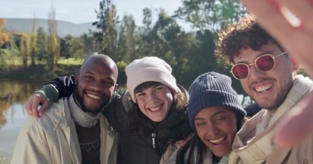 Retrato Sonrisa Amigos Campamento Con Selfie Lago Para Viajar Memoria — Vídeo de stock