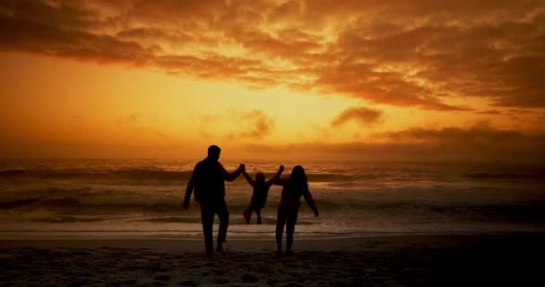 Silueta Pláž Rodina Držící Ruce Při Západu Slunce Láska Štěstí — Stock video