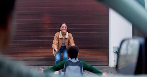到家后 女学生在学校教育或学习结束后抱着母亲到户外 以促进孩子的发展 爱情和一个快乐的小女孩跑去她家门口迎接她的父母 — 图库视频影像