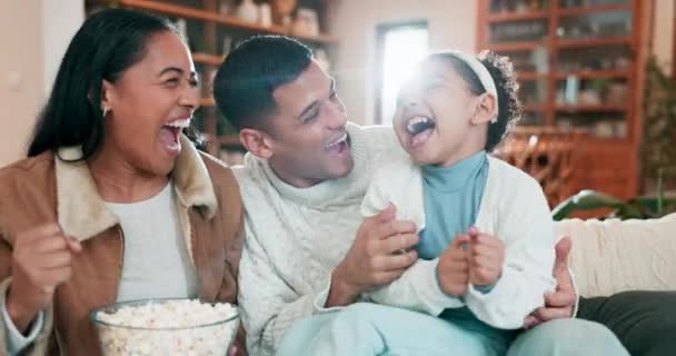 Batti Cinque Festeggia Famiglia Con Popcorn Casa Rilassarsi Legare Sostenere — Video Stock