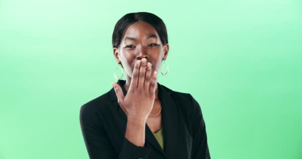 Χέρι Πράσινη Οθόνη Και Γυναίκα Πρόσωπο Φιλί Αέρα Στο Στούντιο — Αρχείο Βίντεο