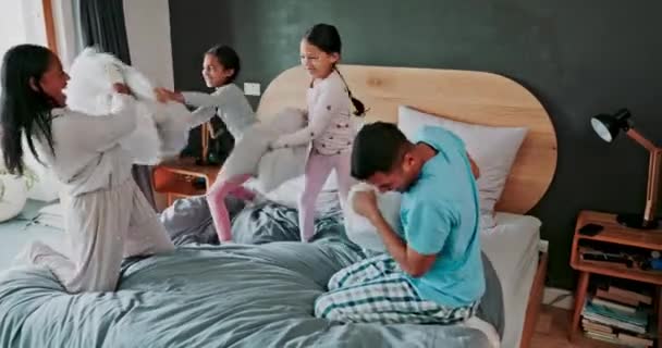 Brincalhão Quarto Uma Feliz Luta Travesseiros Família Colagem Juntos Para — Vídeo de Stock