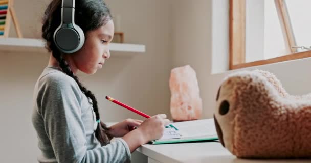 Edukacja Dziewczyna Słuchawkami Odrabianie Lekcji Nauka Muzyką Nauka Dla Rozwoju — Wideo stockowe