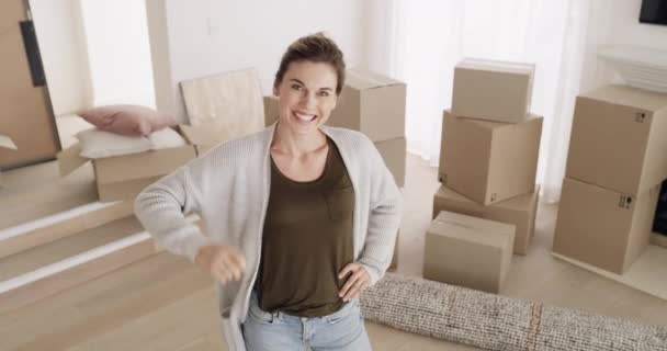 快乐的女人 盒子和脸 有房子钥匙的现代财产 公寓或建筑物的购买 澳大利亚成年女性的微笑 移动和肖像 带着纸板包装在休息室里 — 图库视频影像